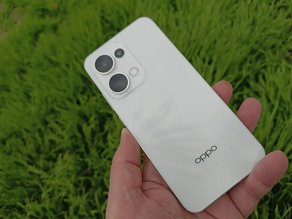 Unveiling the OPPO Reno13 5G: A Premium Smartphone Now Available at an Unbeatable Price! 3 Insert image of the Reno13 5G in both colors from multiple angles